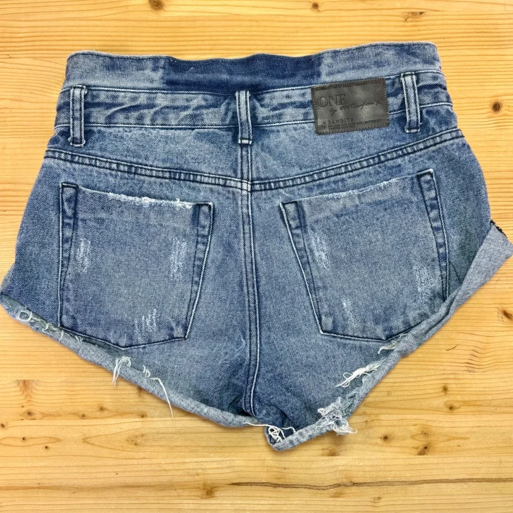 One x OneTeaspoon Bandits Denim Shorts Size 27‎ Distressed High Rise Cutoff